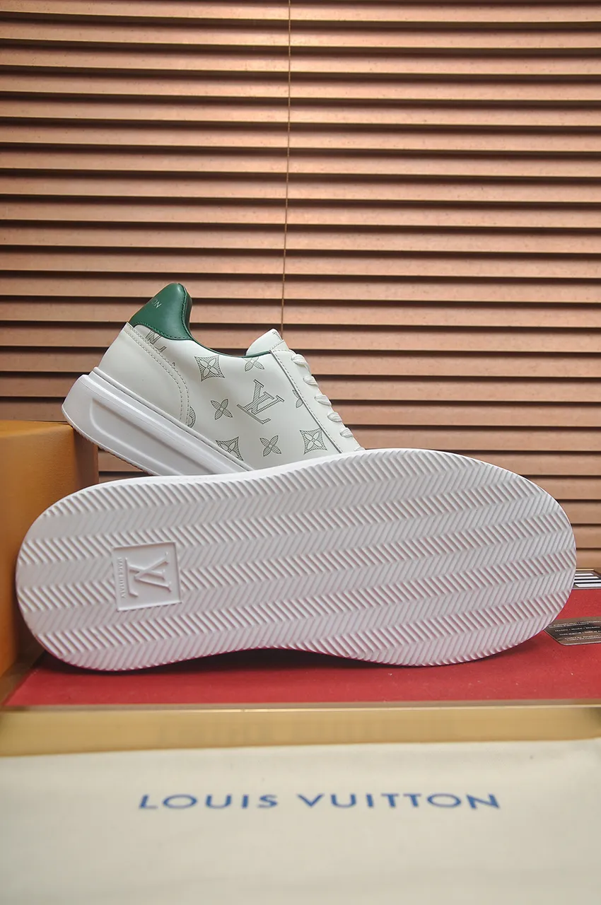 Men's men's shoes 💰640💶Original development, quality shipping, welcome to compare - LV sneaker series sports shoes introduce the loose silhouette of the ready-to-wear series into the spring and summer men's wear shows and make an eye-catching appearance. The cow leather upper is combined with rough fabric laces, and colorful beading highlights the brand's classic elements. LV letters mark the tongue and Monogram floral outsole. Mixed materials Made of top-grain cowhide, thick shoelace design, large Monogram print on the side, mesh lining and cotton feet, the comfort is as extreme as ever, premium heritage, quality first, worth owning! Size: Men’s 38-45 (45 is custom-made and cannot be returned or exchanged)